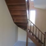 Golden oak colour beech staircase, with risers - Scari din lemn Suceava scari-interioare-din-lemn-suceava-img_3122