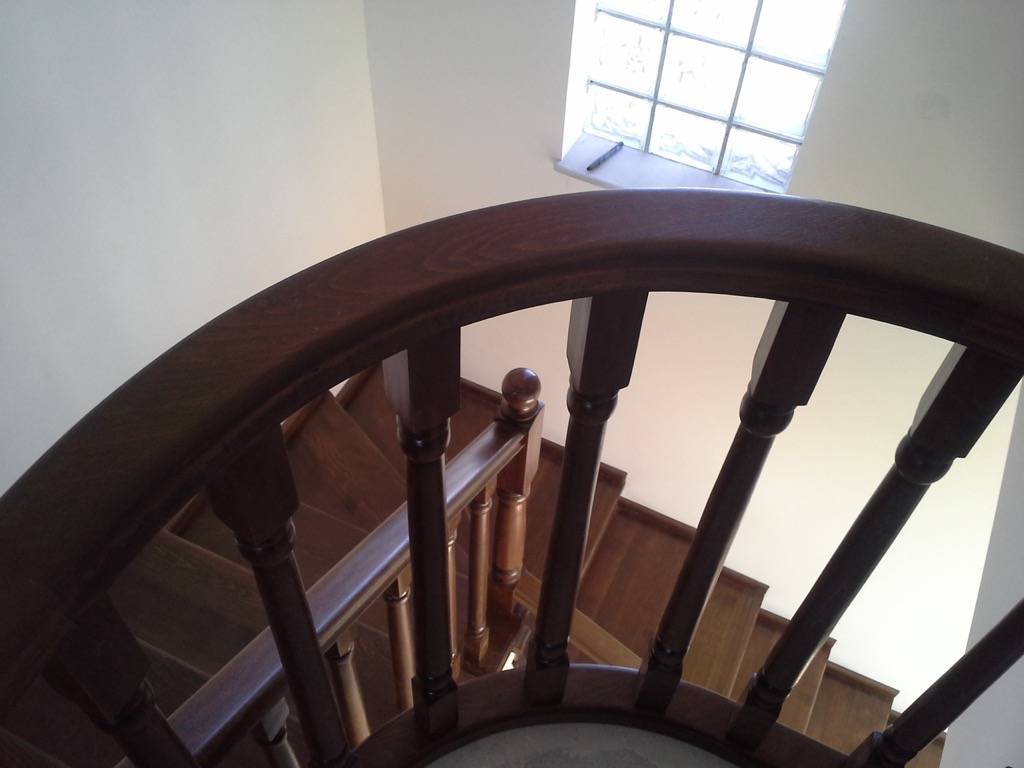 Beech staircase covering stained walnut with a curved railing 7
