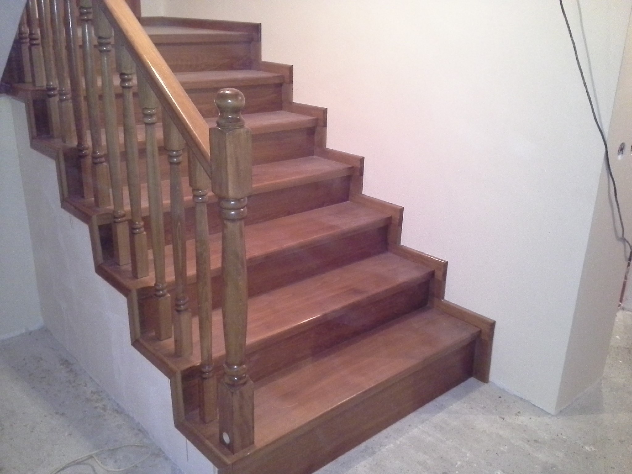 Placari beton sau metal - Concrete staircase covered with steamed beech treads and risers, turned balusters, all stained golden oak 10