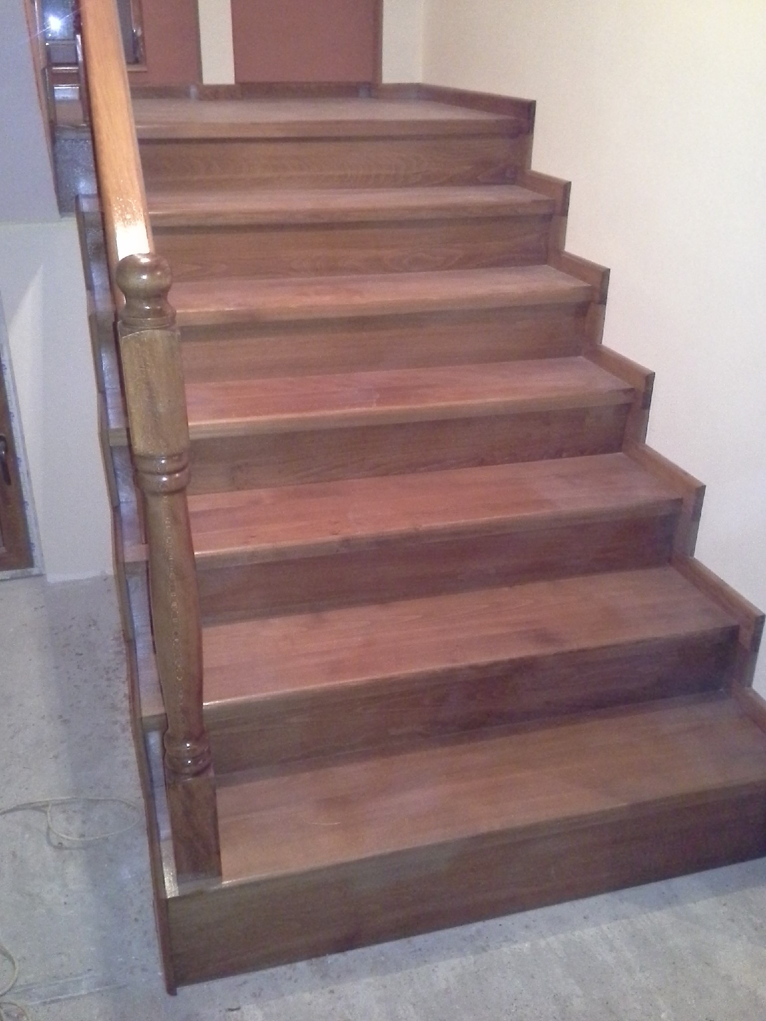 Concrete staircase covered with steamed beech treads and risers, turned balusters, all stained golden oak - Scari din lemn Suceava Concrete staircase covered with steamed beech treads and risers, turned balusters, all stained golden oak - Concrete or metal covering