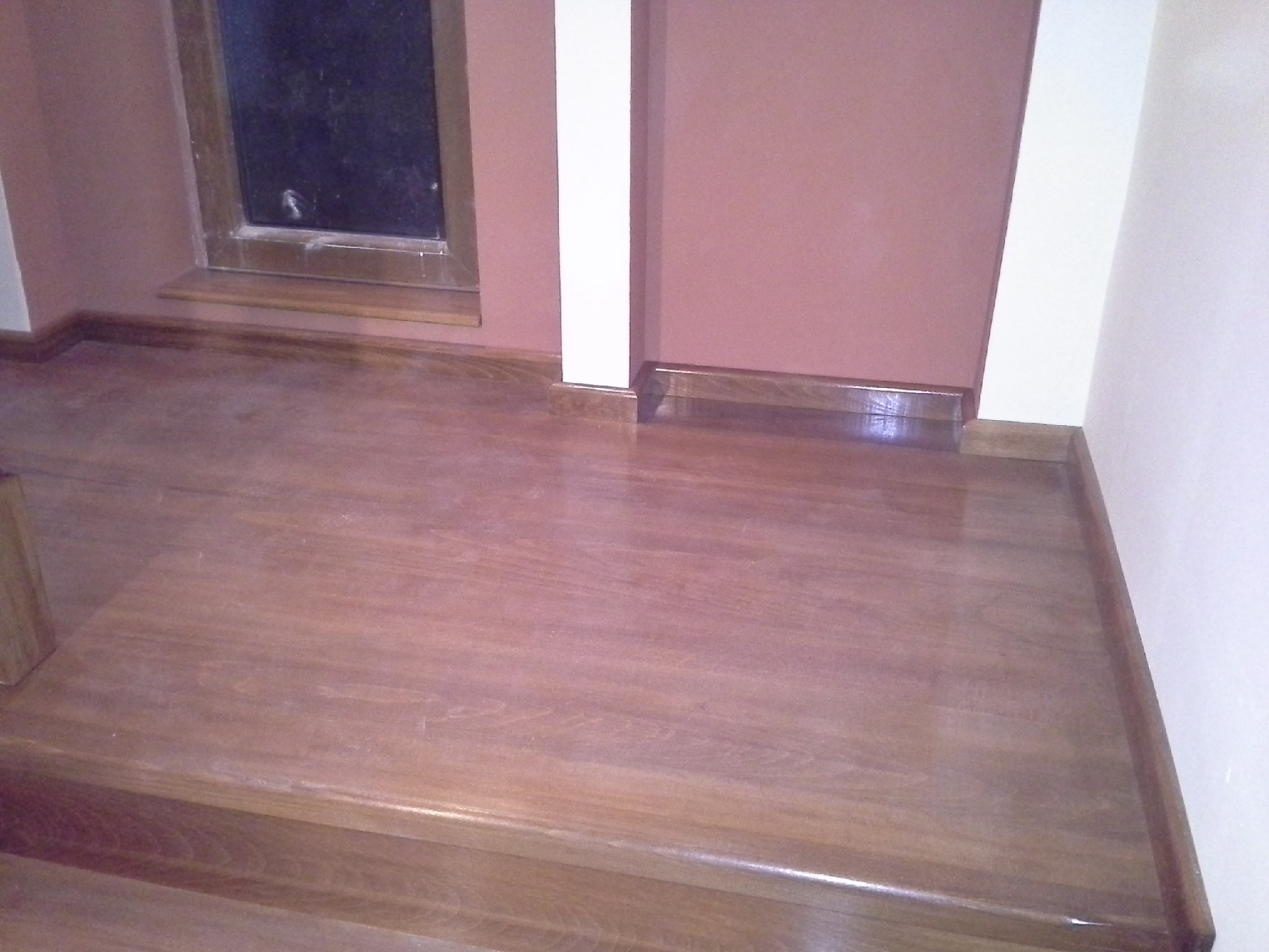 Concrete staircase covered with steamed beech treads and risers, turned balusters, all stained golden oak - Scari din lemn Suceava Concrete staircase covered with steamed beech treads and risers, turned balusters, all stained golden oak - Concrete or metal covering