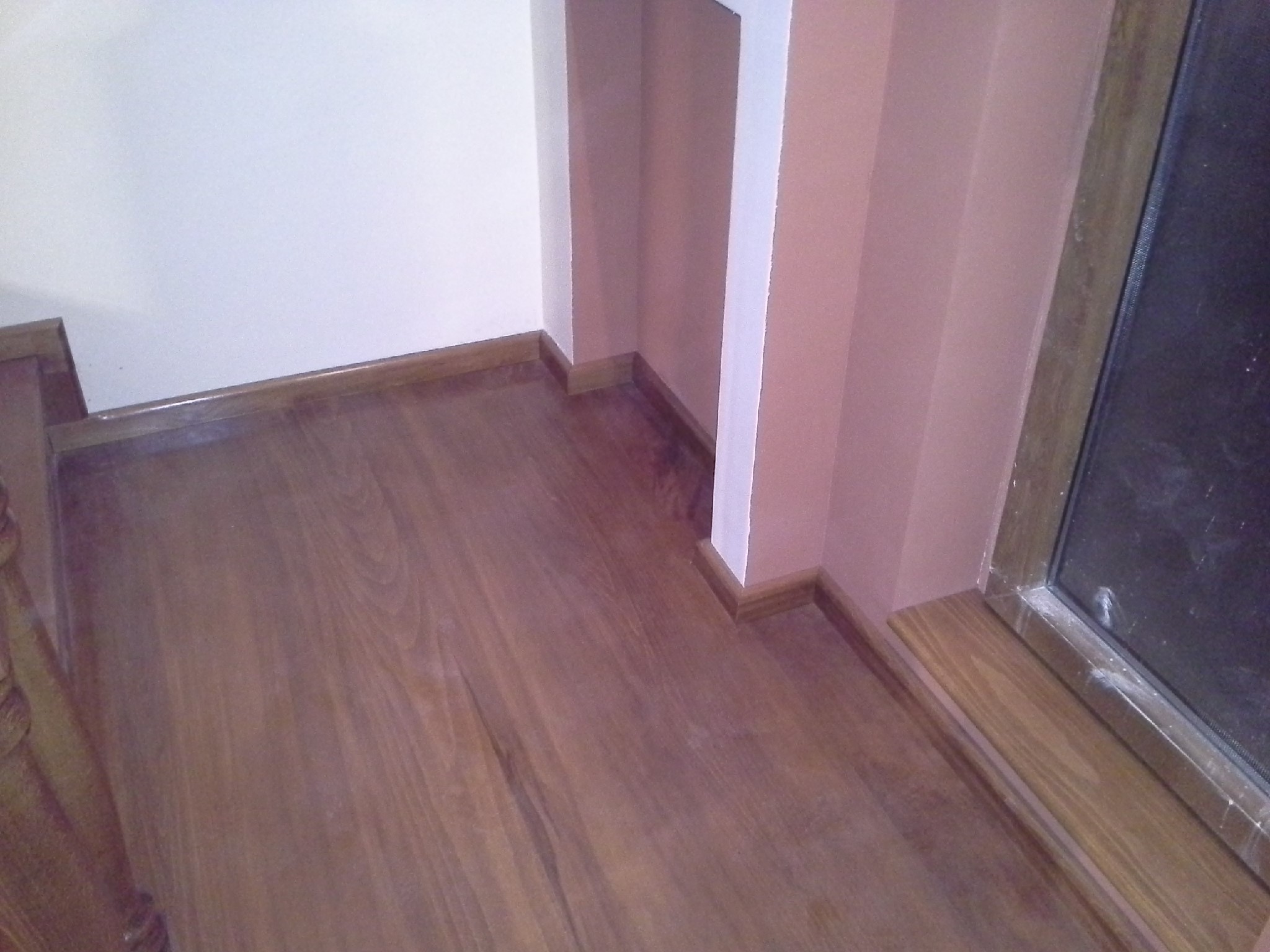 Concrete staircase covered with steamed beech treads and risers, turned balusters, all stained golden oak - Scari din lemn Suceava Concrete staircase covered with steamed beech treads and risers, turned balusters, all stained golden oak - Concrete or metal covering
