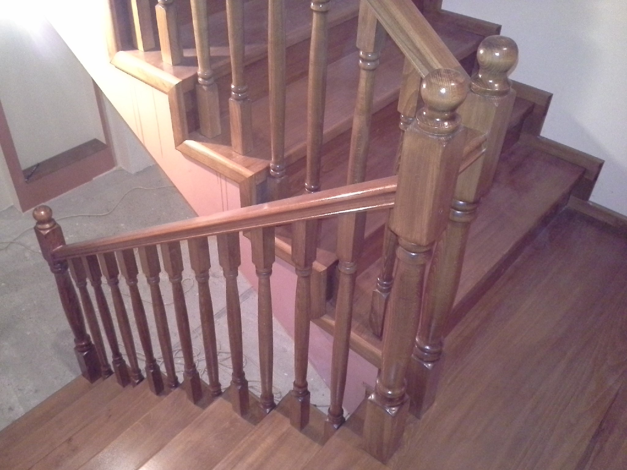 Concrete staircase covered with steamed beech treads and risers, turned balusters, all stained golden oak - Scari din lemn Suceava Concrete staircase covered with steamed beech treads and risers, turned balusters, all stained golden oak - Concrete or metal covering