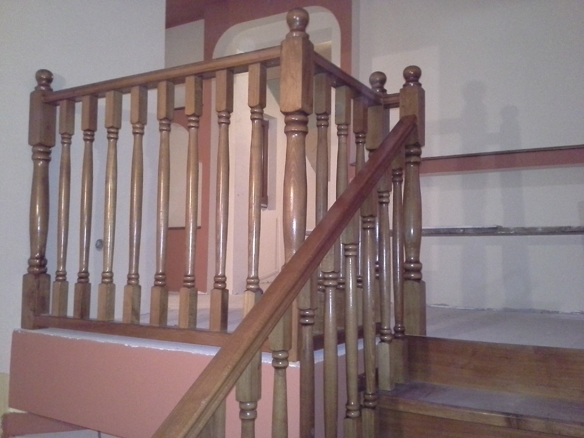 Concrete staircase covered with steamed beech treads and risers, turned balusters, all stained golden oak - Scari din lemn Suceava Concrete staircase covered with steamed beech treads and risers, turned balusters, all stained golden oak - Concrete or metal covering