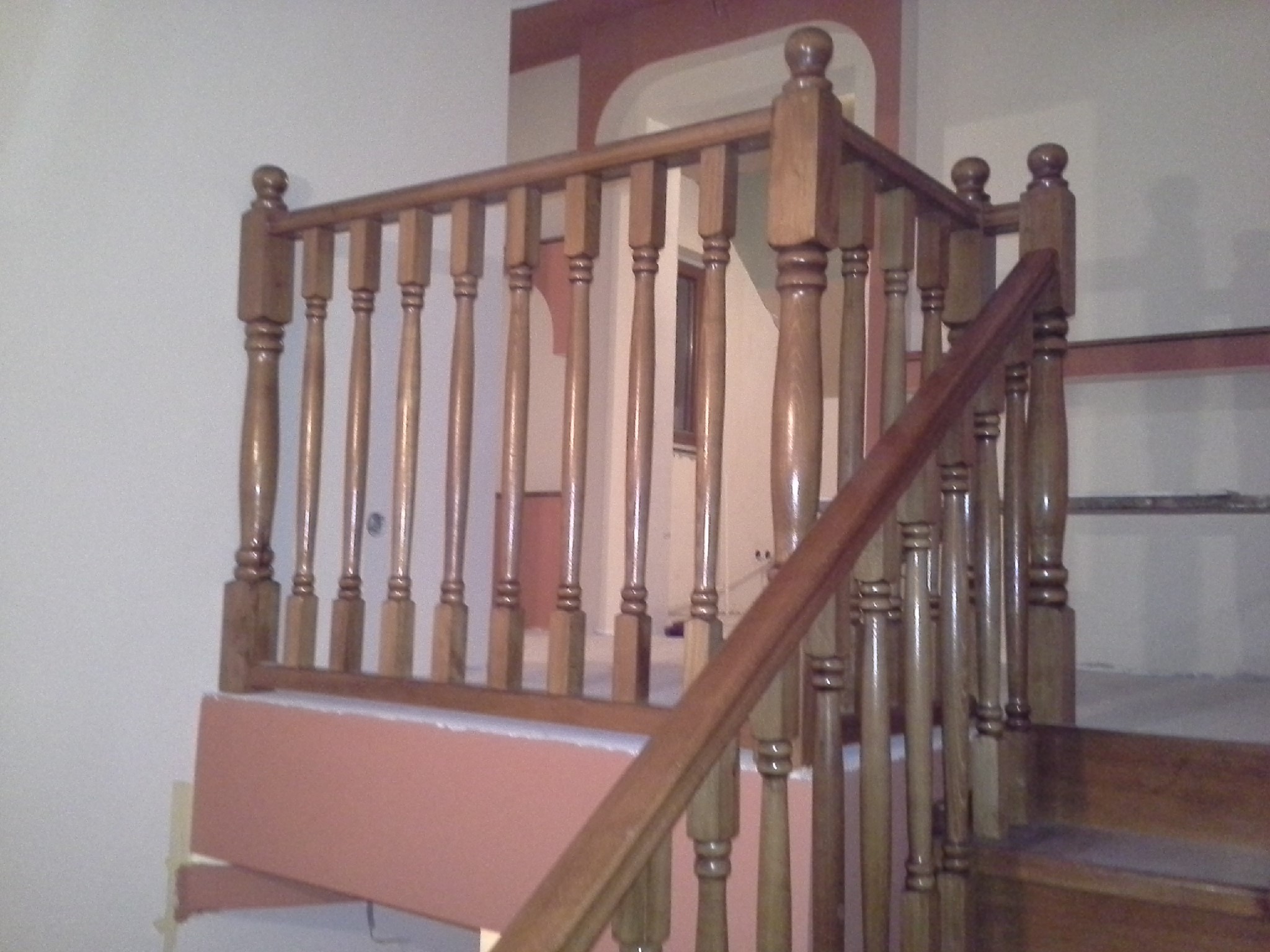 Concrete staircase covered with steamed beech treads and risers, turned balusters, all stained golden oak - Scari din lemn Suceava Concrete staircase covered with steamed beech treads and risers, turned balusters, all stained golden oak - Concrete or metal covering