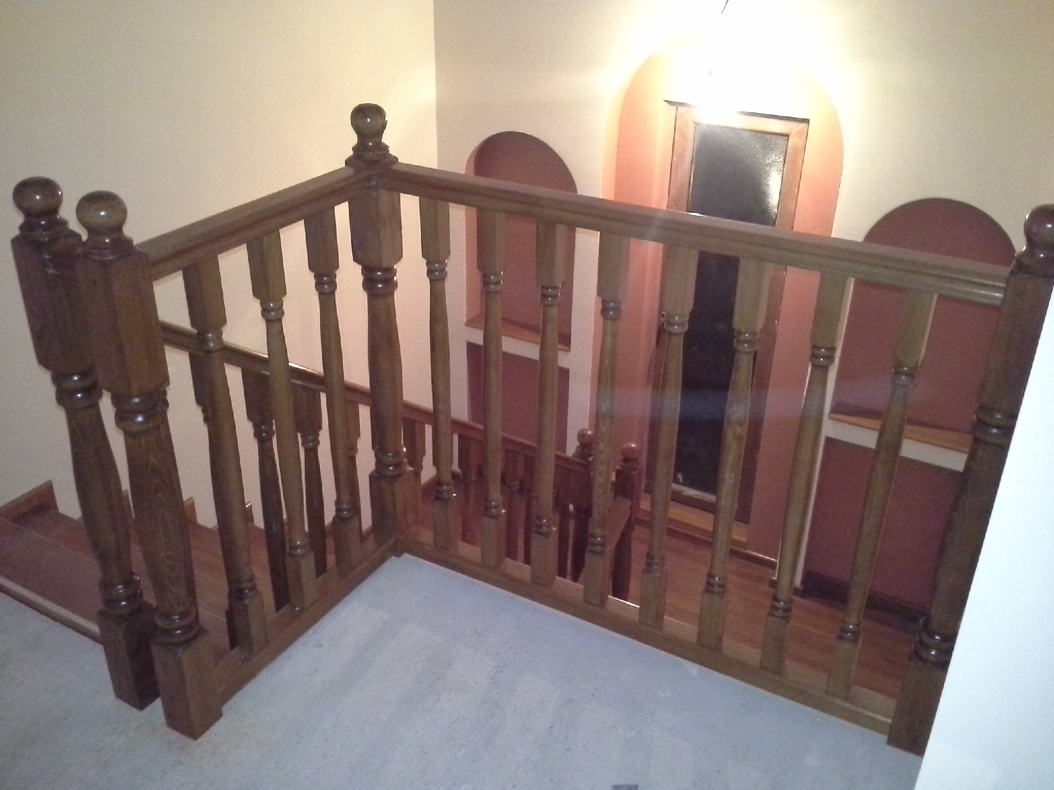 Concrete staircase covered with steamed beech treads and risers, turned balusters, all stained golden oak - Scari din lemn Suceava Concrete staircase covered with steamed beech treads and risers, turned balusters, all stained golden oak - Concrete or metal covering