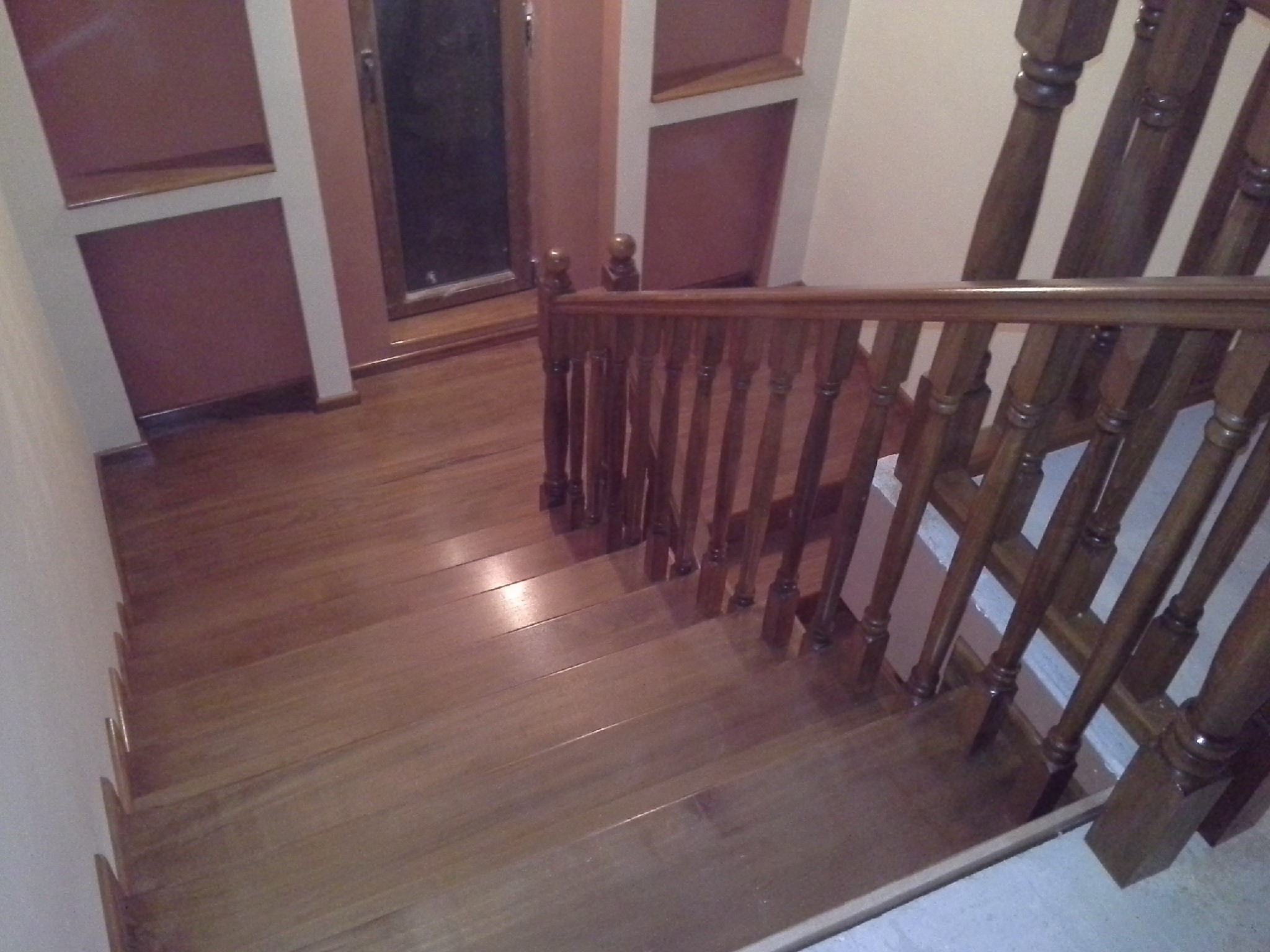Concrete staircase covered with steamed beech treads and risers, turned balusters, all stained golden oak - Scari din lemn Suceava Concrete staircase covered with steamed beech treads and risers, turned balusters, all stained golden oak - Concrete or metal covering