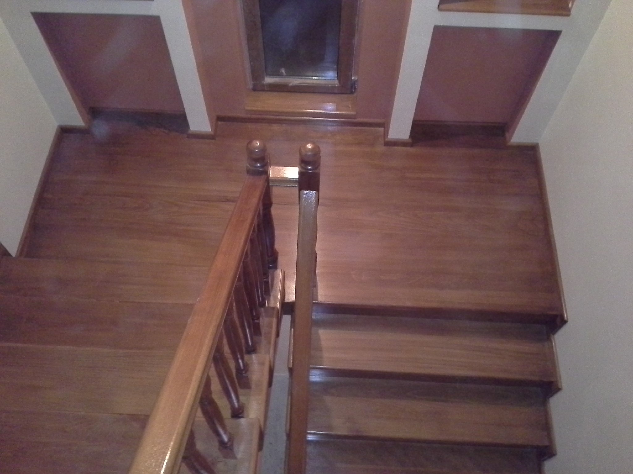 Concrete staircase covered with steamed beech treads and risers, turned balusters, all stained golden oak - Scari din lemn Suceava Concrete staircase covered with steamed beech treads and risers, turned balusters, all stained golden oak - Concrete or metal covering