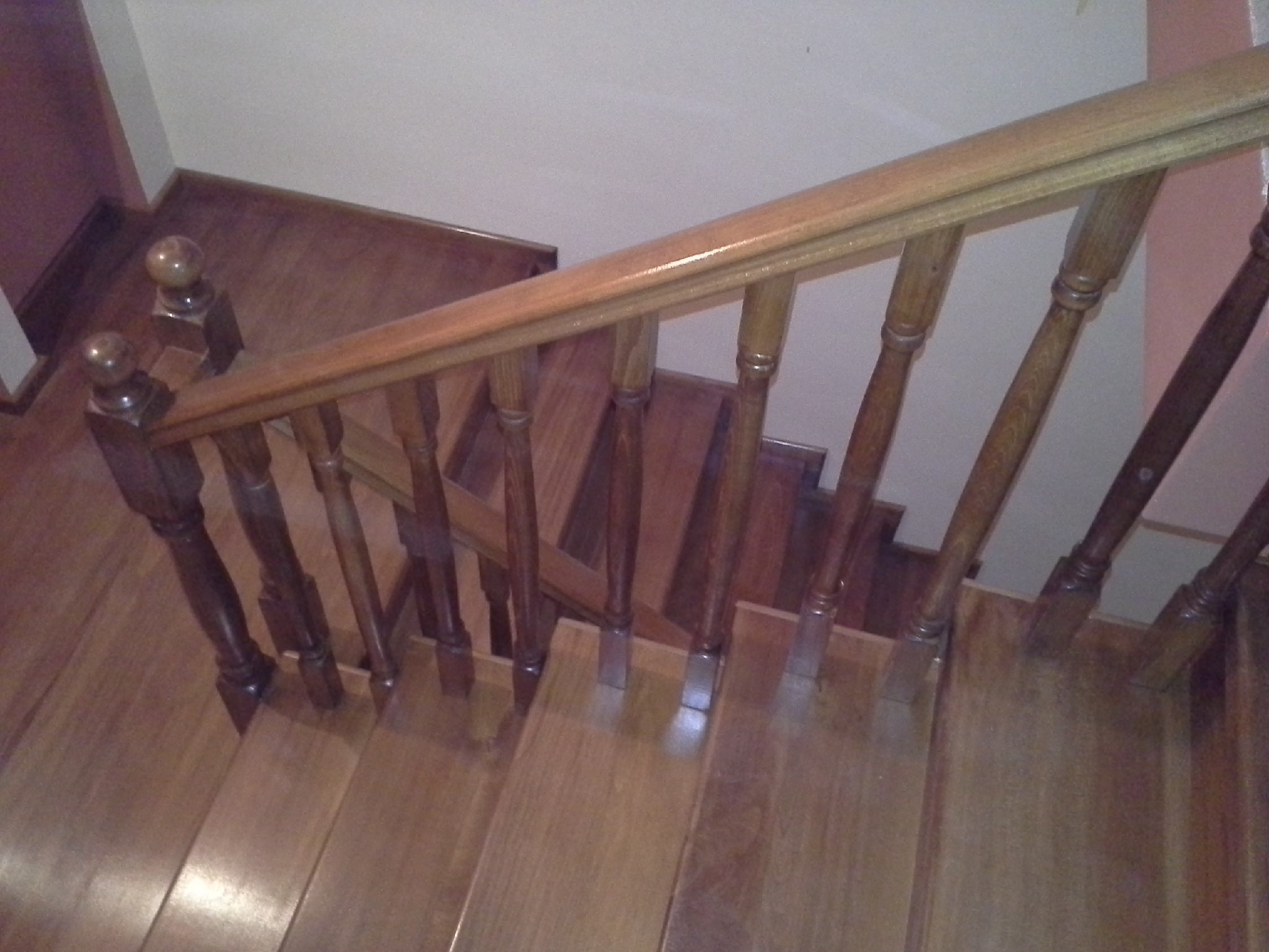 Concrete staircase covered with steamed beech treads and risers, turned balusters, all stained golden oak - Scari din lemn Suceava Concrete staircase covered with steamed beech treads and risers, turned balusters, all stained golden oak - Concrete or metal covering