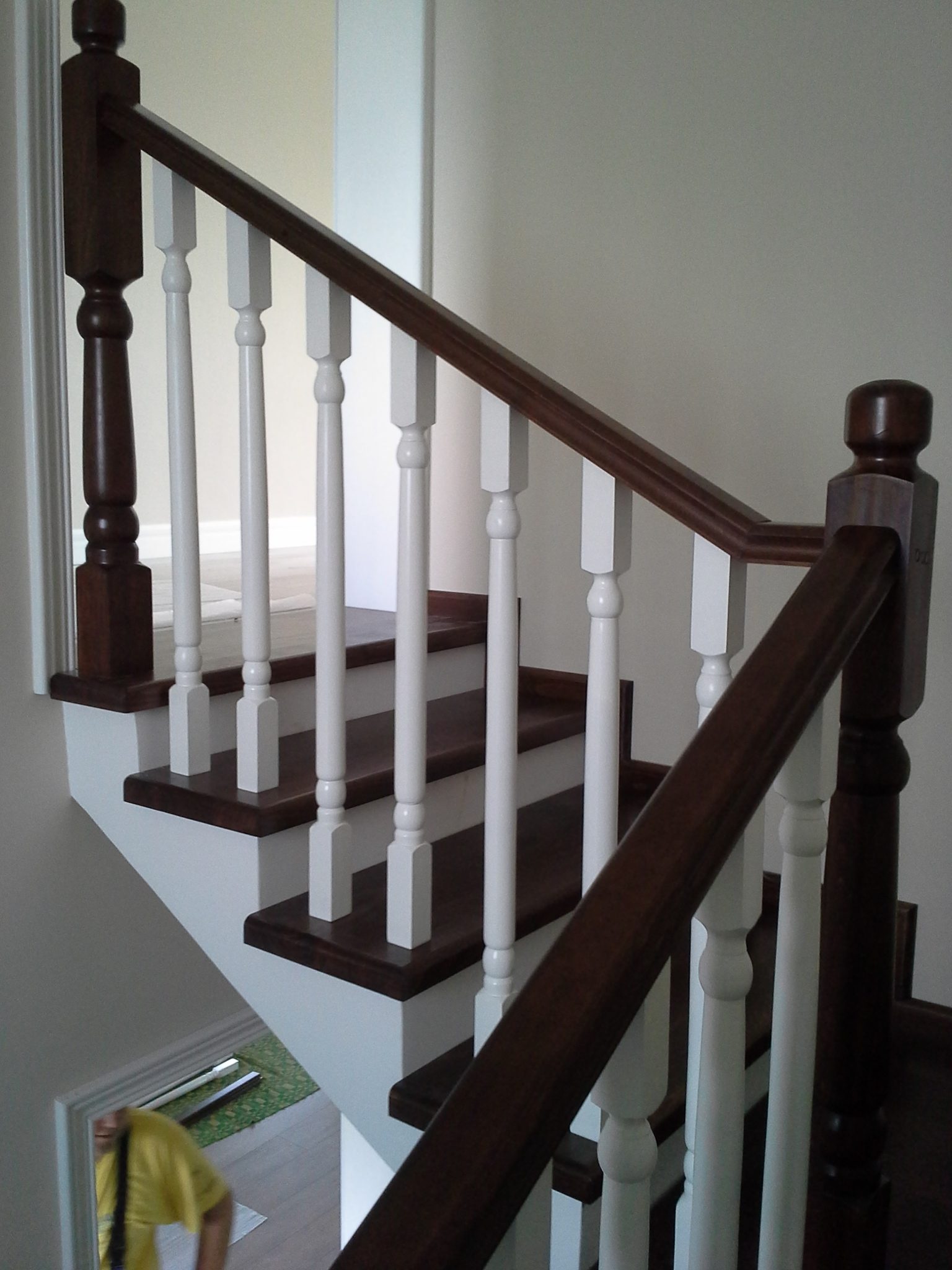 Placari beton sau metal - Walnut colour staircase, without risers 2